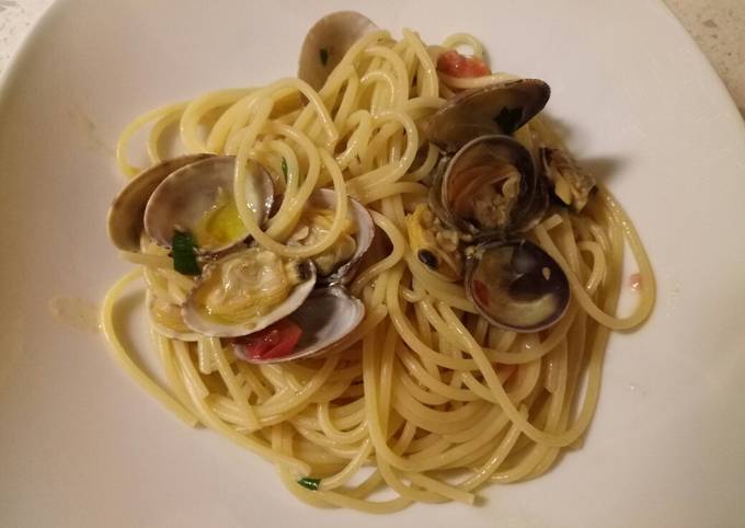 Spaghetti with vongole (clams) and fresh tomatoes
