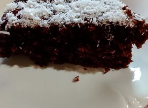 Foto di Torta al Cacao Amaro e Cocco Cristallizzato al Miele caramellato e Cocco Grattugiato