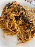 Fideos con kale y salsa romesco