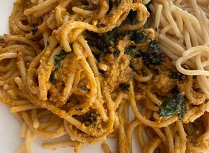 Una foto de Fideos con kale y salsa romesco