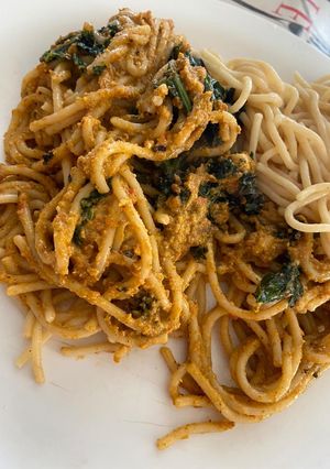 Una foto de Fideos con kale y salsa romesco