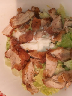 Una foto de Ensalada de pollo crujiente con salsa de yogur