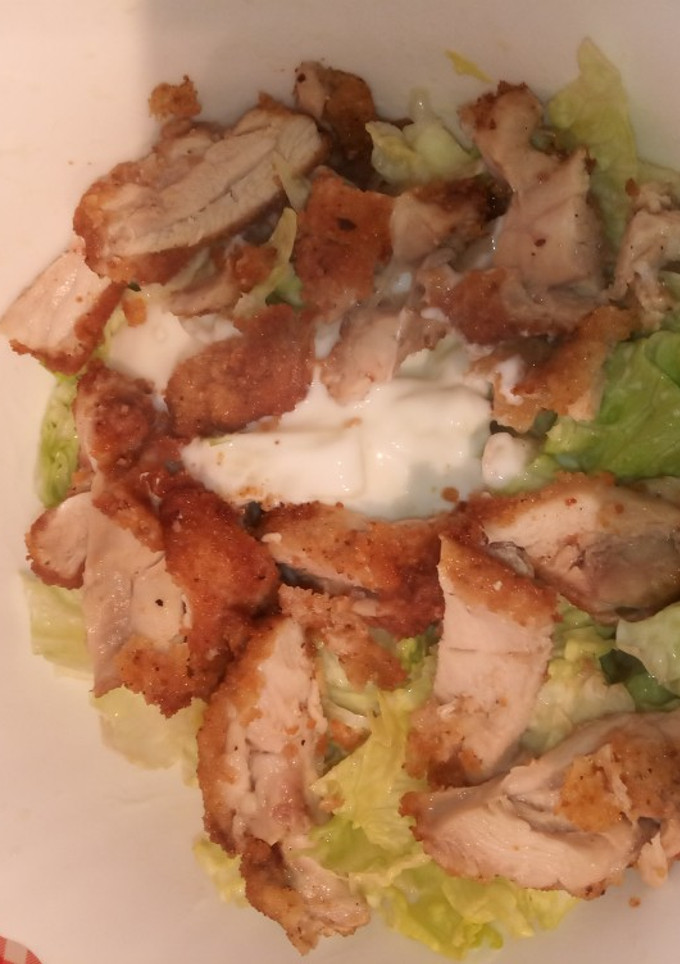 Una foto de Ensalada de pollo crujiente con salsa de yogur