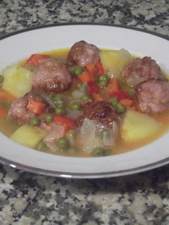 Una foto de Albóndigas con verduras