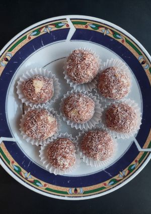 صورة لوصفة كرات جوز الهند بالشوكولاتة و المكسرات 😋