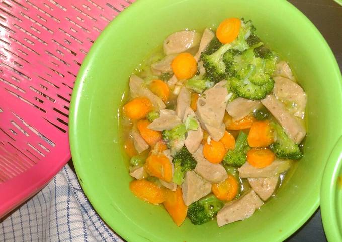 Resep Sayur bening brokoli,wortel and bakso yang Enak Banget