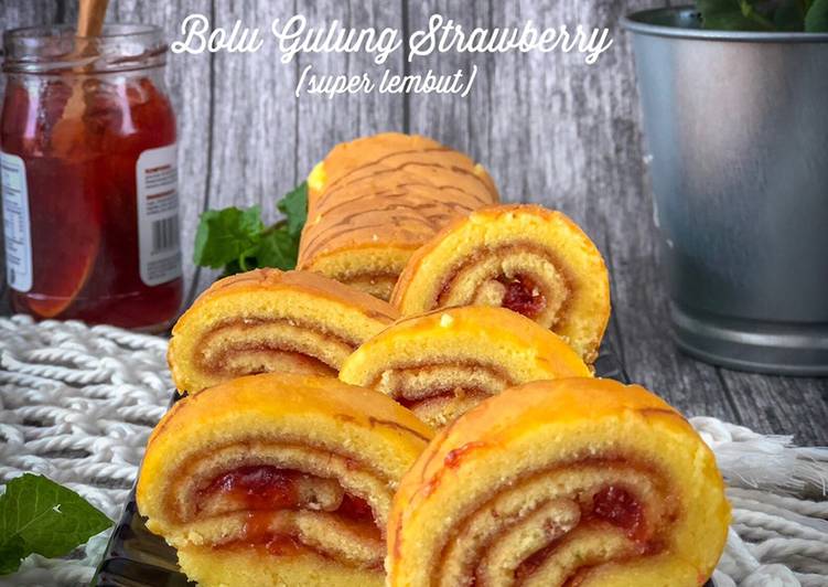 Bolu Gulung Strawberry