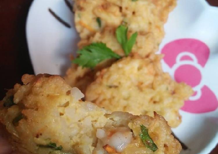 4. Ini omelet atau bakwan nasi ya enaknya?