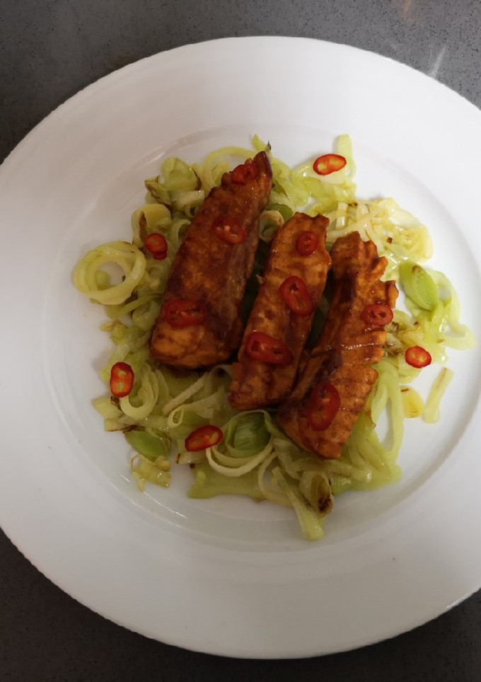 Una foto de Salmón teriyaki con puerro