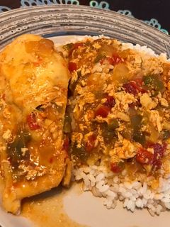 Una foto de Arroz blanco con pechuga en salsa