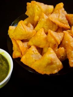 ड्राई मिनी नमकीन समोसा (Dry Mini Namkeen Samosa recipe in Hindi) रेसिपी मुख्य फोटो