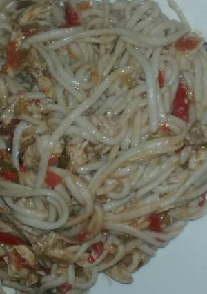 Una foto de Espaguetis pollo y verduras