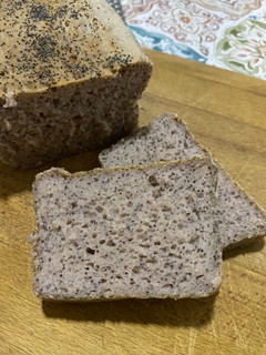 Una foto de Pan de molde sin gluten con semillas de amapola