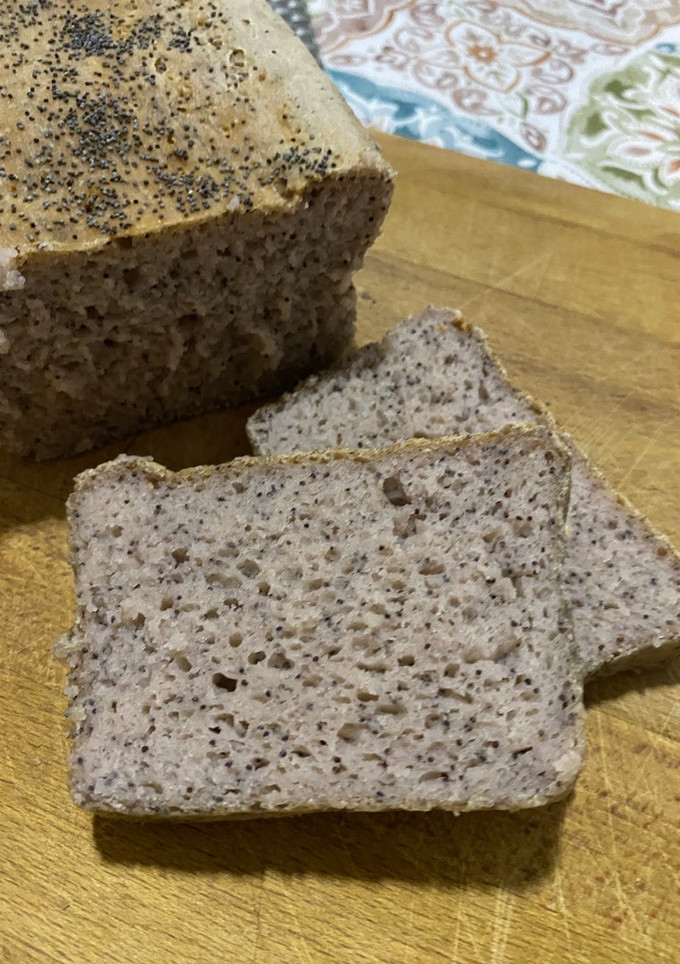 Una foto de Pan de molde sin gluten con semillas de amapola