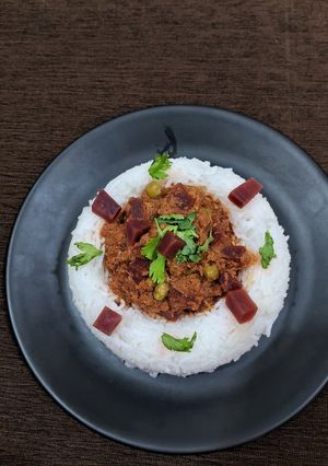 A picture of Beetroot - green peas curry.