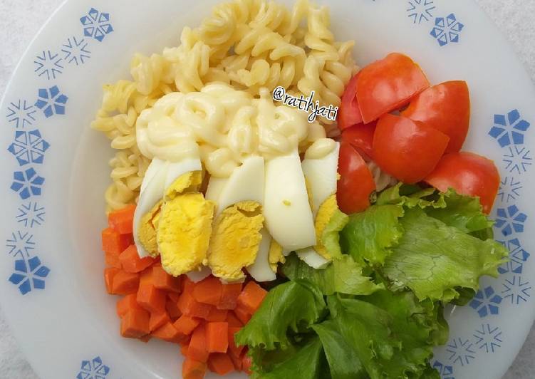 Bagaimana Menyiapkan Salad With Vegetable and Egg Menggugah Selera
