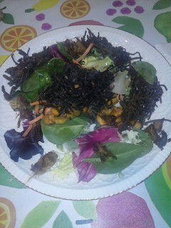 Una foto de Ensalada con algas arane y gengibre fritos