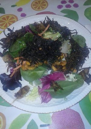 Foto principal de Ensalada con algas arane y gengibre fritos