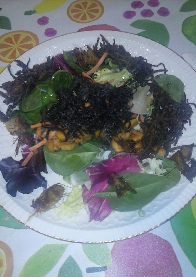 Una foto de Ensalada con algas arane y gengibre fritos