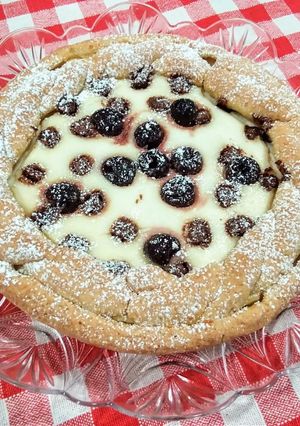 Foto di Crostata con ricotta, amarene sciroppate e cioccolato fondente