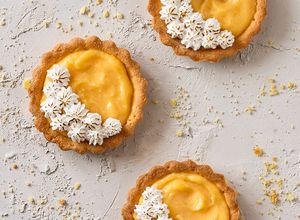 Zdjęcie przepisu Tartaletki z lemon curd i bezą włoską.