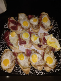 Una foto de Canapés de huevitos y jamón