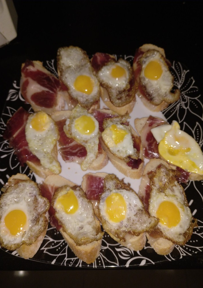 Una foto de Canapés de huevitos y jamón