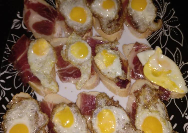 Canapés de huevitos y jamón