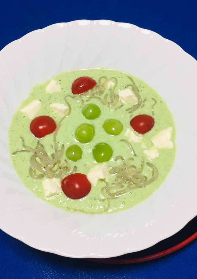 Una foto de Sopa Fría Con Uva Verde, Tofu, Konnyaku, Espinaca, apio!