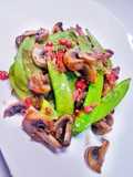 Tirabeques salteados en salsa de ostras y granada