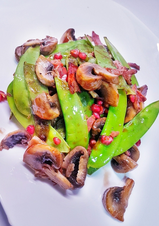 Una foto de Tirabeques salteados en salsa de ostras y granada
