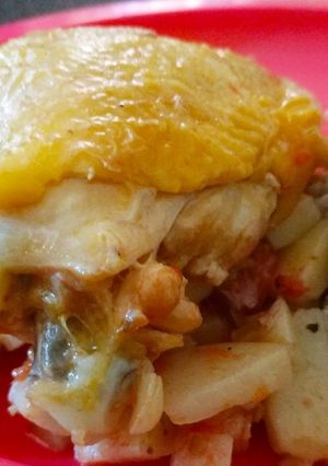 Una foto de Pollo con papas (patatas) y tomate (jitomate)