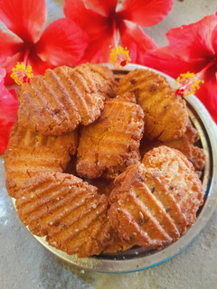 छठ का ठेकूआ प्रसाद (Thekua prasad recipe in Hindi) रेसिपी मुख्य फोटो