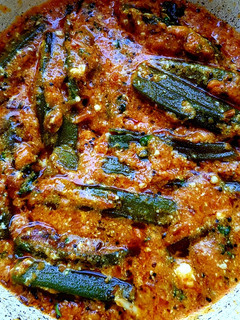મસાલા ભીંડી દહીં વાળૂ સાક(masala bhindi recipe in gujarati) રેસીપી મુખ્ય ફોટો