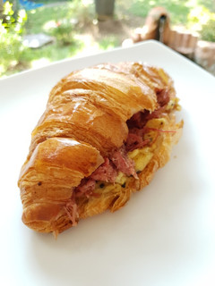 Foto resep Croissant beef ommelette