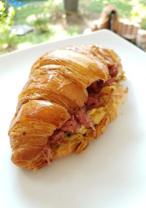 Foto resep Croissant beef ommelette