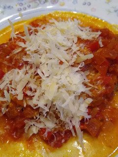 Una foto de Canelones de verduras con salsa de tomate