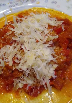 Una foto de Canelones de verduras con salsa de tomate
