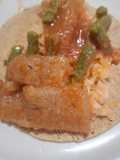 Chicharrón esponjoso en salsa roja con nopales