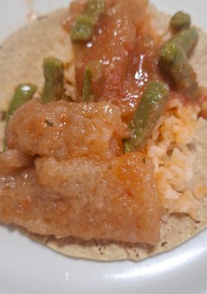 Una foto de Chicharrón esponjoso en salsa roja con nopales