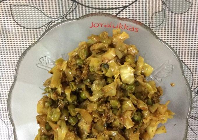 Cabbage with green peas
