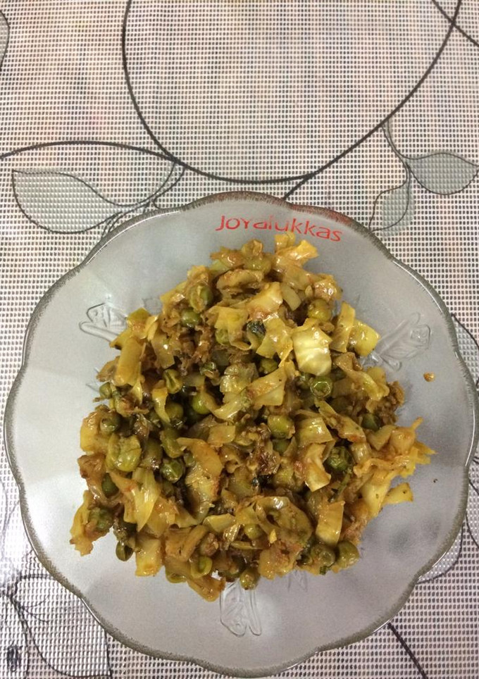 A picture of Cabbage with green peas.