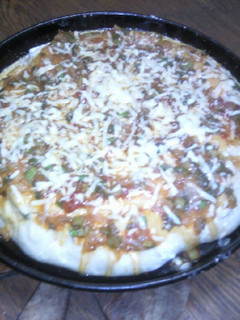 Una foto de Pizza rellena con cebolla y queso