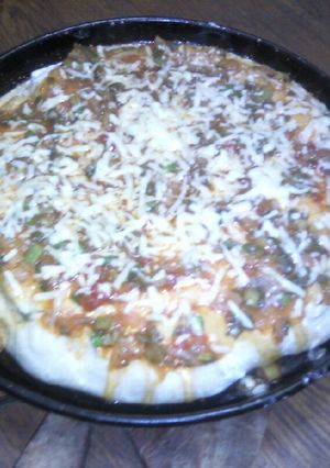 Una foto de Pizza rellena con cebolla y queso