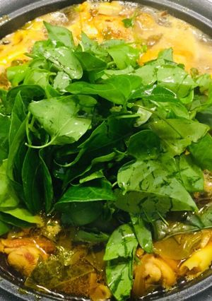 Hình của món Lẩu gà lá giang.