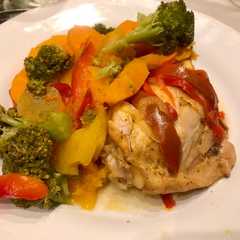 Una foto de Pollo con vegetales sabroso y lleno de sabor!