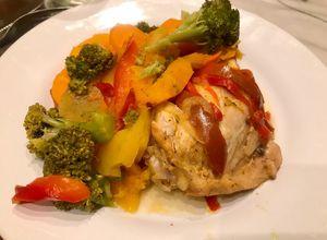 Una foto de Pollo con vegetales sabroso y lleno de sabor!