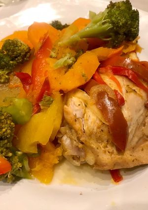 Una foto de Pollo con vegetales sabroso y lleno de sabor!
