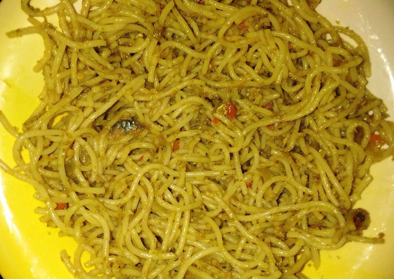Fried spaghetti with fish and egg