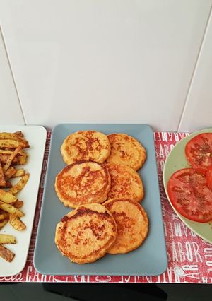Una foto de Hamburguesa de pollo y zanahoria con patatas fritas y tomate